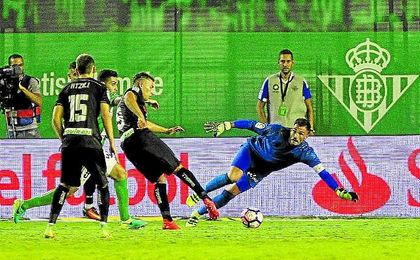A ningún otro equipo de la Liga le tiran más veces a portería que al Betis. A ningún otro equipo de la Liga le tiran más veces a portería que al Betis.