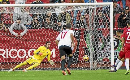 José Antonio Caro adivina y para el penalti de Quique. José Antonio Caro adivina y para el penalti de Quique.