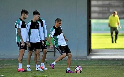 Sanabria y Joaquín, son dos de los jugadores que más cobran en el Real Betis. Sanabria y Joaquín, son dos de los jugadores que más cobran en el Real Betis.