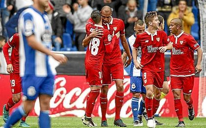 Los jugadores felicitan a N´Zonzi tras recortar distancias en la primera mitad. Los jugadores felicitan a N´Zonzi tras recortar distancias en la primera mitad.