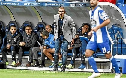 Garitano, en la banda de Riazor. Garitano, en la banda de Riazor.