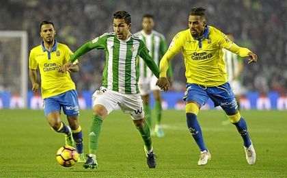 Boateng presiona a Petros en el partido del Benito Villamarín. Boateng presiona a Petros en el partido del Benito Villamarín.