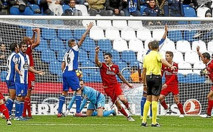 Vitolo celebra el gol de Mercado en el tiempo añadido. Vitolo celebra el gol de Mercado en el tiempo añadido.