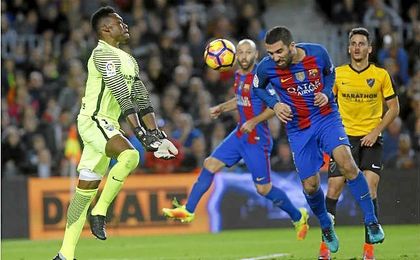 En la imagen, Kameni evita el gol de Arda en el Camp Nou. En la imagen, Kameni evita el gol de Arda en el Camp Nou.