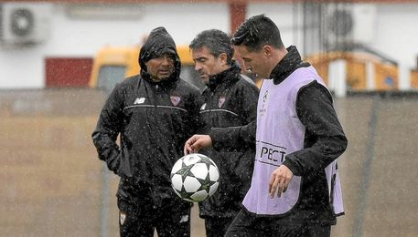 Nasri, en la sesión de hoy bajo la lluvia. Nasri, en la sesión de hoy bajo la lluvia.