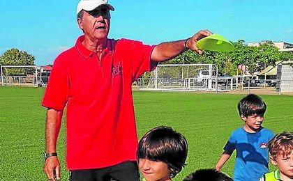 El docente elaboró una encuesta donde participaron 100 clubes. El docente elaboró una encuesta donde participaron 100 clubes.