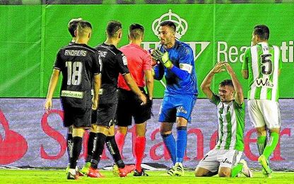 En contra, al Betis le han pitado un penalti, ante el Granada. En contra, al Betis le han pitado un penalti, ante el Granada.
