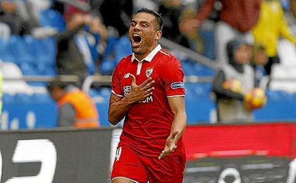 Mercado hizo el gol del triunfo sevillista en Riazor en el tiempo añadido. Mercado hizo el gol del triunfo sevillista en Riazor en el tiempo añadido.