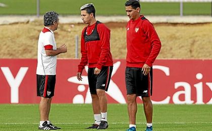 Juanma Lillo conversa con Samir Nasri durante un entrenamiento. Juanma Lillo conversa con Samir Nasri durante un entrenamiento.