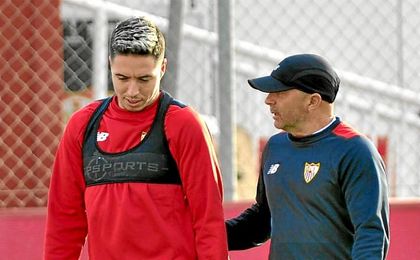 Nasri conversa con Sampaoli en un entrenamiento. Nasri conversa con Sampaoli en un entrenamiento.