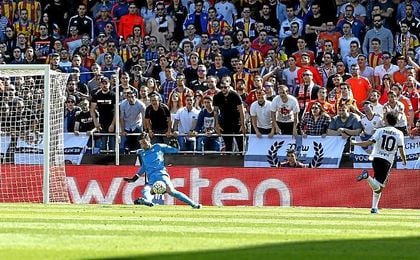 Dani Parejo no le quitará ojo a la portería defendida por Sergio Rico este sábado. Dani Parejo no le quitará ojo a la portería defendida por Sergio Rico este sábado.