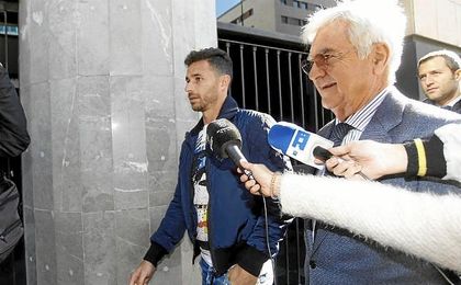 Rubén Castro, a la entrada de los Juzgados. Rubén Castro, a la entrada de los Juzgados.