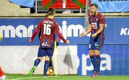 Fran Rico y Sergi Enrich celebran el gol al Celta. Fran Rico y Sergi Enrich celebran el gol al Celta.