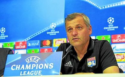 Genesio, entrenador del Lyon, en una rueda de prensa en el Sánchez Pizjuán. Genesio, entrenador del Lyon, en una rueda de prensa en el Sánchez Pizjuán.
