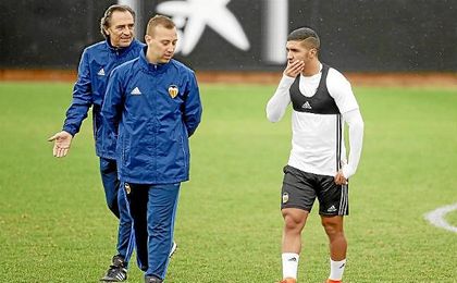 Prandelli, en un entrenamiento junto a Bakkali. Prandelli, en un entrenamiento junto a Bakkali.