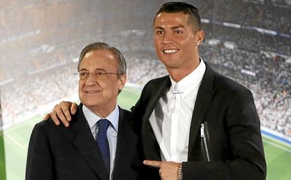 Florentino y Cristiano, durante la última renovación del portugués. Florentino y Cristiano, durante la última renovación del portugués.