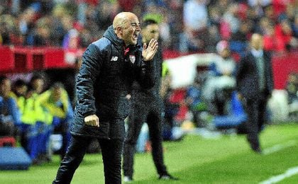 Sampaoli, en la banda del Sánchez Pizjuán. Sampaoli, en la banda del Sánchez Pizjuán.