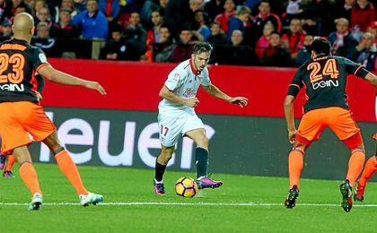 Sarabia conduce el esférico en un lance ante el Valencia Sarabia conduce el esférico en un lance ante el Valencia