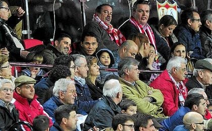 Carlos Bacca, en las gradas del Ramón Sánchez-Pizjuán. Carlos Bacca, en las gradas del Ramón Sánchez-Pizjuán.