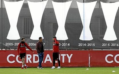 Visita de Bacca a la ciudad deportiva del Sevilla. Visita de Bacca a la ciudad deportiva del Sevilla.
