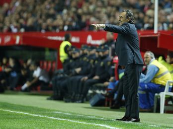 Prandelli, en la banda del Sánchez-Pizjuán. Prandelli, en la banda del Sánchez-Pizjuán.