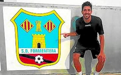 El coriano Juan Antonio, a su llegada al Formentera. El coriano Juan Antonio, a su llegada al Formentera.