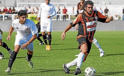 José Carlos (izquierda) con el Sevilla C persigue a Fornell (Lebrijana) en el duelo de esta temporada. José Carlos (izquierda) con el Sevilla C persigue a Fornell (Lebrijana) en el duelo de esta temporada.