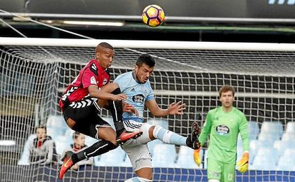 Partido de LaLiga entre el Celta y el Alavés. En la imagen, Deyverson y Cabral. Partido de LaLiga entre el Celta y el Alavés. En la imagen, Deyverson y Cabral.
