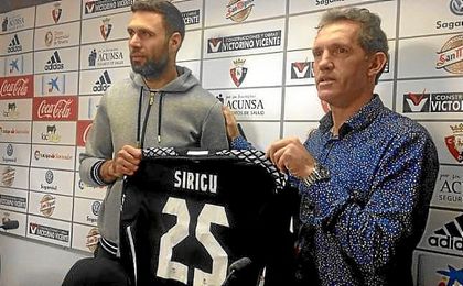 Sirigu durante su presentación con Osasuna. Sirigu durante su presentación con Osasuna.