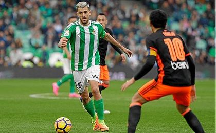 Ceballos conduce el balón durante el partido. Ceballos conduce el balón durante el partido.