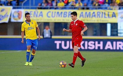 Nasri conduce el balón ante Las Palmas. Nasri conduce el balón ante Las Palmas.