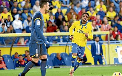 Sergio Rico, con el balón ante la mirada de Boateng. Sergio Rico, con el balón ante la mirada de Boateng.
