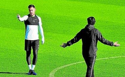 La ausencia del sancionado Pezzella propiciará la oportunidad de Bruno en Granada. La ausencia del sancionado Pezzella propiciará la oportunidad de Bruno en Granada.