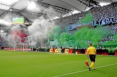 Los ultras del Legia vuelven al campo de batalla. Los ultras del Legia vuelven al campo de batalla.