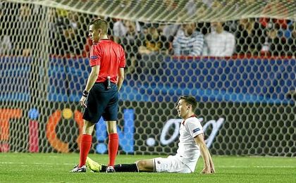 Lenglet tuvo que retirarse lesionado en la segunda parte. Lenglet tuvo que retirarse lesionado en la segunda parte.