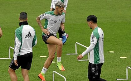 Dani Ceballos está citado por Víctor para jugar el derbi. Dani Ceballos está citado por Víctor para jugar el derbi.