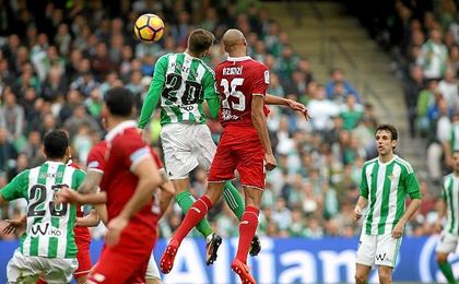 El Sevilla remontó con dos acciones a balón parado en las que demostró su poderío aéreo. El Sevilla remontó con dos acciones a balón parado en las que demostró su poderío aéreo.