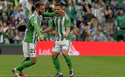 Durmisi celebra su gol junto con Pezzella. Durmisi celebra su gol junto con Pezzella.