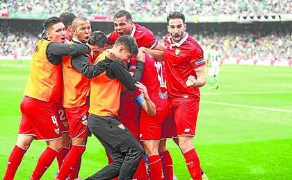 Los futbolistas del Sevilla celebran el tanto del Iborra, que dio el triunfo en Heliópolis y sitúa a los nervionenses con 52 puntos. Los futbolistas del Sevilla celebran el tanto del Iborra, que dio el triunfo en Heliópolis y sitúa a los nervionenses con 52 puntos.