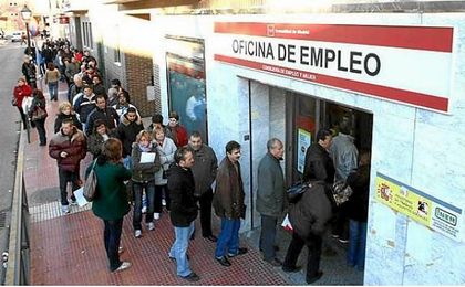 El paro baja en 9.355 personas en febrero, su segundo mejor registro en este mes desde 2005 El paro baja en 9.355 personas en febrero, su segundo mejor registro en este mes desde 2005