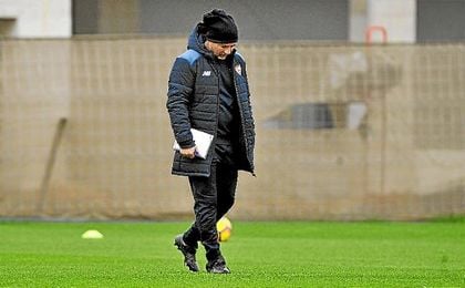 Sampaoli, pensativo en un entrenamiento del Sevilla. Sampaoli, pensativo en un entrenamiento del Sevilla.