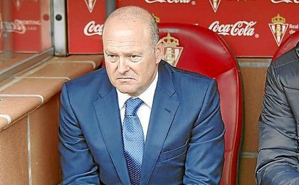 Pepe Mel, en el banquillo visitante de El Molinón. Pepe Mel, en el banquillo visitante de El Molinón.