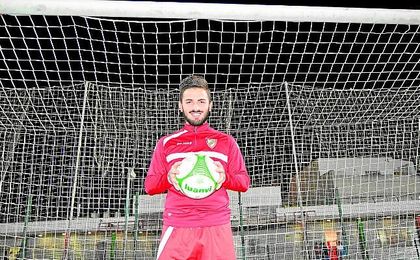 Alejandro Campos está llevando a cabo una gran temporada en el C.D. Gelves, sacando al club de las últimas posiciones de la tabla. Alejandro Campos está llevando a cabo una gran temporada en el C.D. Gelves, sacando al club de las últimas posiciones de la tabla.