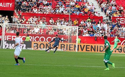 Rico no pudo mantener esta vez su portería a cero. Rico no pudo mantener esta vez su portería a cero.