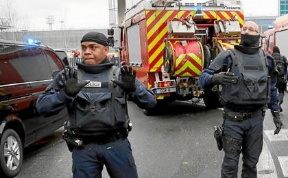 El asaltante de París-Orly tomó como rehén a una militar antes de morir abatido, según testigos El asaltante de París-Orly tomó como rehén a una militar antes de morir abatido, según testigos