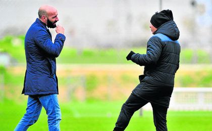 Sampaoli y Monchi conversan en un entrenamiento. Sampaoli y Monchi conversan en un entrenamiento.