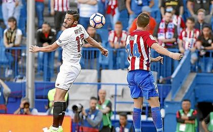 Sarabia y Gabi disputan un balón aéreo. Sarabia y Gabi disputan un balón aéreo.