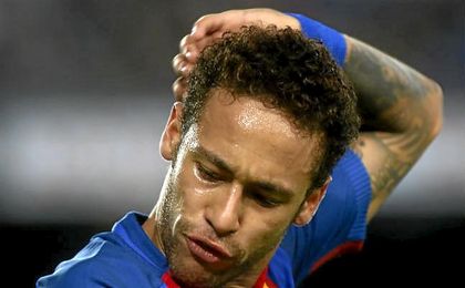 Neymar lamentándose de una ocasión. Neymar lamentándose de una ocasión.