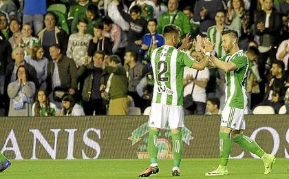 Rubén Castro celebra con Rafa Navarro el gol ante Osasuna. Rubén Castro celebra con Rafa Navarro el gol ante Osasuna.