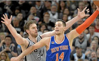 Pau Gasol se impone a Willy en el duelo español Pau Gasol se impone a Willy en el duelo español